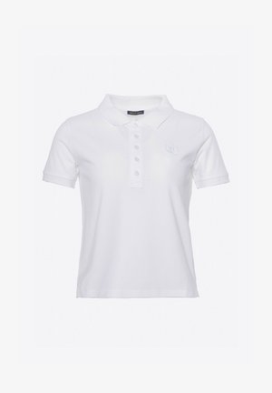 Camisa polo blanca con cuello, que presenta una tapeta con seis botones y un logotipo bordado con una 'W' en azul claro. Textura de algodón suave, de manga corta.