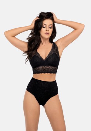 Sort blonde bralette med v-hals og brede stropper, parret med højtaljede sorte blonde trusser med blomster mønstre og blød tekstur.