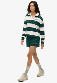 Superdry ATHLETIC ESSENTIALS GRAPHIC - Jogginghose - dark pine green