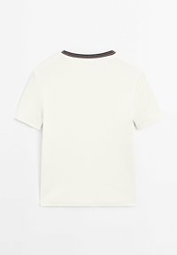 T-shirt blanc à manches courtes avec un col rayé noir et rouge. Texture lisse, encolure ronde, coupe standard. Pas de logos ou de motifs visibles.