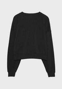 Sudadera negra corta con mangas largas, escote amplio y puños acanalados. Textura suave, hecha de una tela blanda, diseño minimalista.