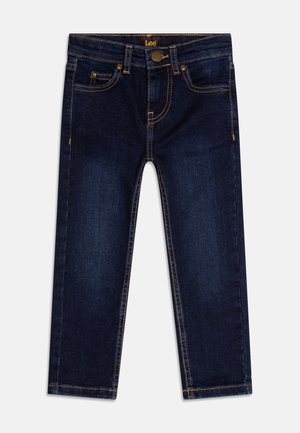 Jean en denim bleu foncé avec une coupe droite, cinq poches, des coutures contrastantes jaunes, et une fermeture par bouton à la taille.