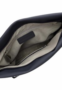 Borsa sintetica nera con un esterno liscio. L'interno presenta una fodera in tessuto beige, una tasca con zip e un'etichetta con il marchio.