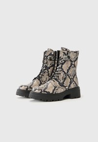 Schlangenledermuster-Ankle Boots mit strukturierter Oberfläche, schwarzen Schnürsenkeln und einer massiven schwarzen Gummisohle. Mit Metalldetails und seitlichem Reißverschluss.