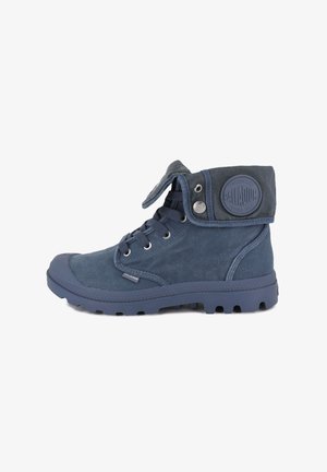 Blaue Canvas-Stiefeletten mit Gummisohle, rundem Zeh, Schnürdesign und klappbarem Umschlag mit Markenlogo-Patch.