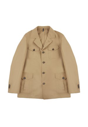 Veste beige pour hommes avec un col à revers, quatre poches à bouton à l'avant et une fermeture à bouton à l'avant, présentée sur un fond blanc.