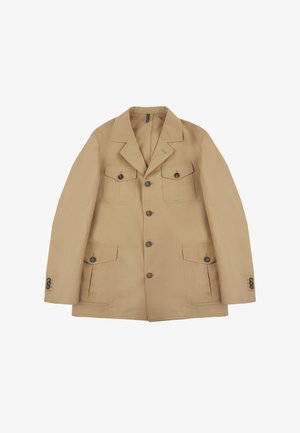 Beige Herrenjacke mit Reverkragen, vier vorderen Knopfentaschen und vorderem Knopfverschluss, auf einem weißen Hintergrund präsentiert.