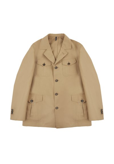 Giacca beige da uomo con colletto a rever, quattro tasche anteriori con bottoni e chiusura frontale con bottoni, esposta su uno sfondo bianco.