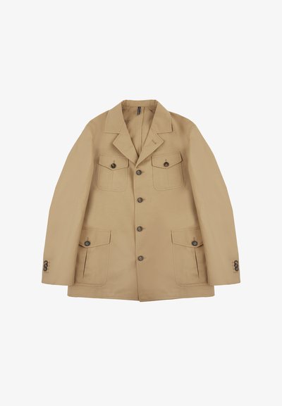 Chaqueta masculina beige con solapa muesca, cuatro bolsillos frontales con botón y cierre frontal de botón, exhibida sobre un fondo blanco.