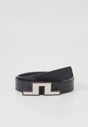 Ceinture en cuir marine avec une large sangle et une boucle en argent géométrique distinctive, présentant des accents noirs contrastés et une texture lisse.