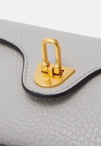 Coccinelle BEAT SOFT - Taška s příčným popruhem - light grey