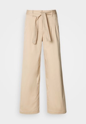 Calças beje de perna larga com cintura alta cingida, apresentando pregas na frente e uma textura suave. Sem bolsos ou padrões visíveis.