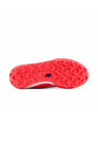 Semelle de chaussure en caoutchouc rouge avec des motifs de texture et un logo. Forme courbée avec des éléments surélevés pour une adhérence lors d'activités sportives.