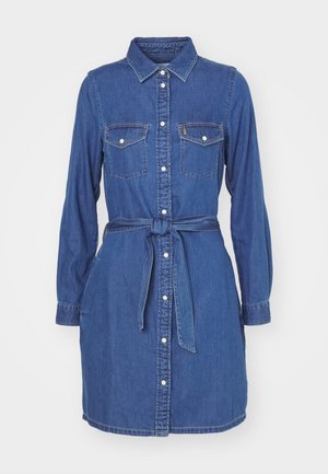 Denimová košová šaty, tmavomodré, s gombíkovou prednou časťou, špicatým golierom, dlhými rukávmi, dvomi vreckami na hrudi, látkovým opaskom viazaným v páse, hladká textúra.