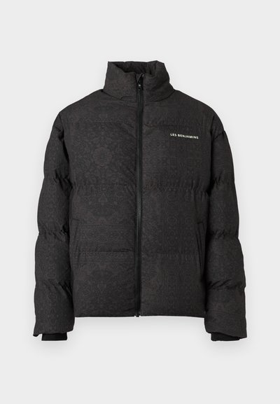 Sort dunjakke med høj krave, der har en subtil mønstret tekstur og lynlås foran. Mærkenavnet "LES BENJAMINS" er trykt i hvidt.