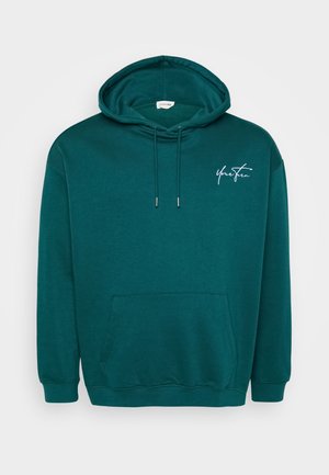 Mørk teal hættebluse med snøre i hætten, frontlomme og hvidt kursiv logo på brystet. Fremstillet af blød, struktureret stof.