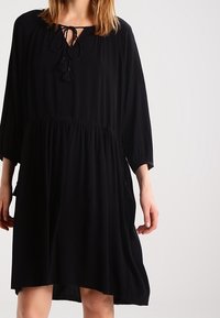 Custommade Vapaa-ajan mekko - black