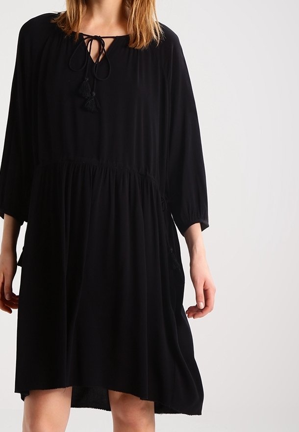 Custommade Vapaa-ajan mekko - black