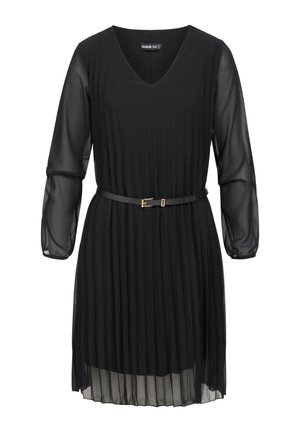Schwarzes, plissiertes Kleid mit V-Ausschnitt, langen, transparenten Ärmeln und einem schwarzen Gürtel mit goldener Schnalle. Fließender Stoff mit weicher Textur.