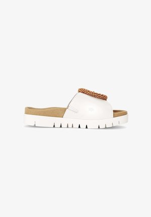 Sandalia blanca tipo chancla con suela gruesa, plantilla acolchada color canela y un adorno de un conjunto de cuentas redondas marrones en la tira superior.