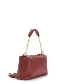 Röd texturerad läderhandväska med en strukturerad form, som har en överdel med dragkedja och dubbla kedjeaxelremmar.