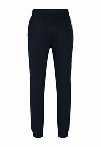 Granatowe dresy wykonane z miękkiej mieszanki bawełny. Posiadają elastyczny pas i mankiety, z białymi paskami po bokach każdej nogawki.