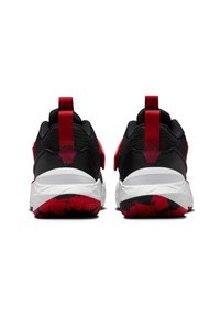 Baskets de sport noires avec des accents rouges, présentant une tige texturée, une semelle intermédiaire blanche contrastante et une semelle extérieure à motif.