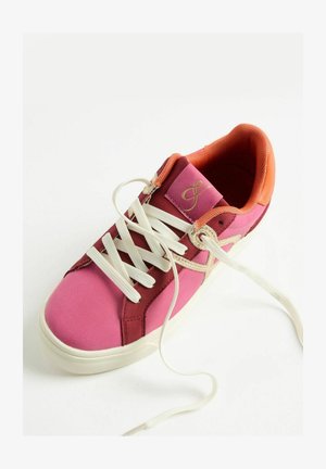 Rozā un bordo sporta apavi ar baltām auklām, oranžiem akcentiem un teksturētu virsmu. Iespējo logo uz mēles un apaļo pirkstu dizainu.