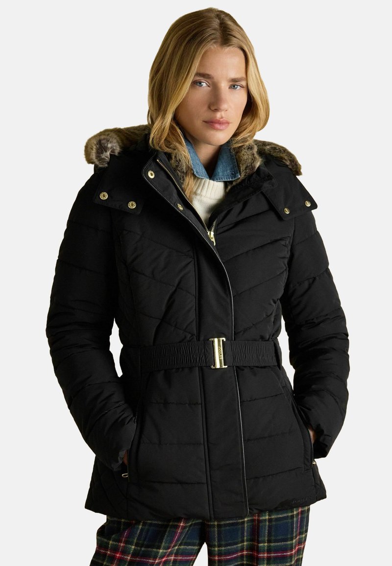 Melna pūkainā jaka ar kapuci, kurai ir mākslīgās kažokādas apdare, josta viduklī un diagonāla quilted raksts. Ietver zelta toņa aparatūras akcentus.