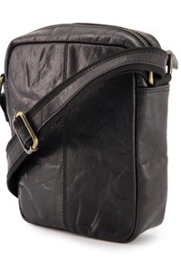 Schwarze Leder Umhängetasche mit rechteckiger Form, strukturiertem Oberflächenmaterial, einem oberen Reißverschluss und einem verstellbaren Riemen mit Messingbeschlägen.