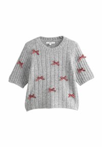 Harmaa neulepaita, jossa on ribbitekstuuri, lyhyet hihat ja punaiset ruudulliset nauhat ommeltuina ympäriinsä. Pyöreä pääntie ja rento malli.