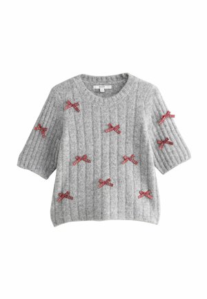 Grau gestrickter Pullover mit geripptem Muster, kurzen Ärmeln und roten karierten Schleifendetails, die überall eingenäht sind. Rundhals-Ausschnitt und lässige Passform.