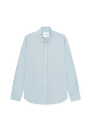 Chemise bleu clair à manches longues avec boutons et col boutonné, boutons blancs, étiquette « LES DEUX » à l'intérieur du col.