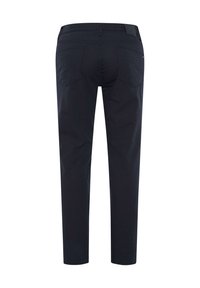 Schwarze Hosen im Slim-Fit-Stil mit zwei Gesäßtaschen, genähten Details und einem flachen Bund mit einem dezenten Markenlogo auf der Rückseite.