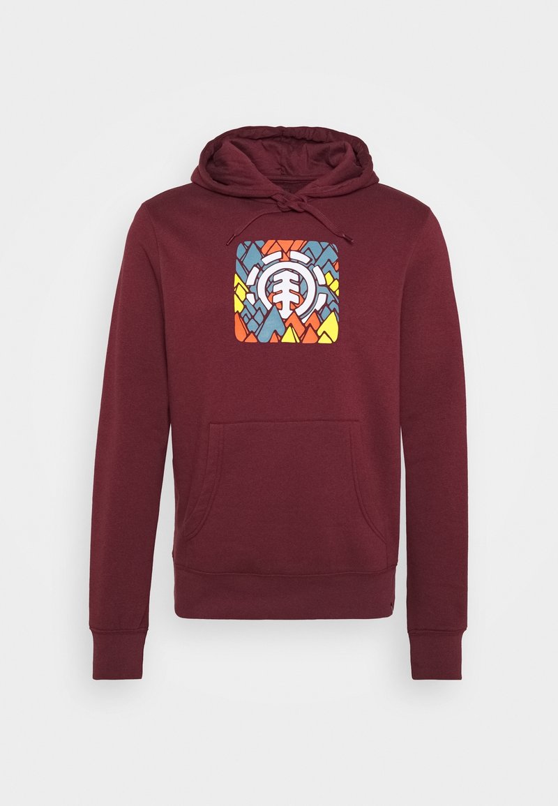 Sweat à capuche bordeaux avec poche avant et graphique carré multicolore présentant des formes abstraites de montagnes et un emblème circulaire au centre de la poitrine.