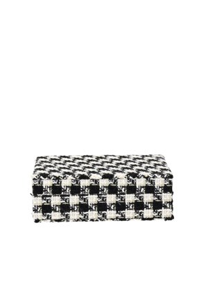 Boîte rectangulaire recouverte d’un tissu pied-de-poule noir et blanc avec un motif tissé texturé.