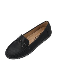 Mocasines de cuero negro con detalles de costura, que cuentan con una suela de goma plana y acentos metálicos decorativos en la parte superior.