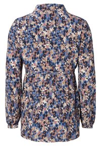 Robe-chemise à imprimé floral avec manches longues, col à revers, plis à la taille, et un mélange de couleurs bleu, marron et crème.