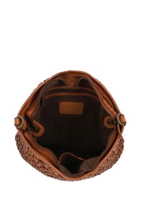 Borsa a mano in pelle intrecciata marrone aperta per mostrare l'interno foderato in tessuto scuro con tasca con zip e manici ad anello ai lati.