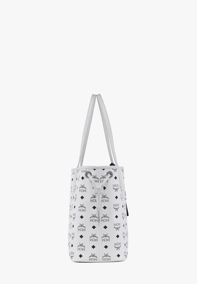 Borsa a tracolla bianca con motivi a logo neri, forma cilindrica, materiale testurizzato e due spallacci robusti.