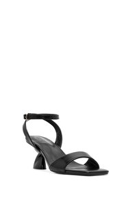 Mustat nahkaiset korkokengät, joissa on neliön muotoinen kärki, ohut nilkkaremmim ja kaareva lohkokorko. Sujuva pinta ja minimalistinen muotoilu.