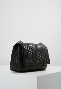 DKNY Bältesväska - black