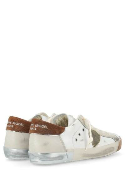 Sneaker bianche in pelle con dettagli in argento e un tab in suede marrone sul tallone, dotate di una superficie texture e dettagli perforati sui lati.