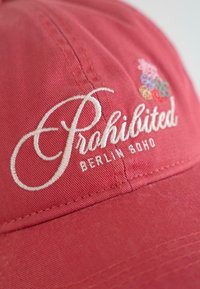 PROHIBITED Șapcă - red