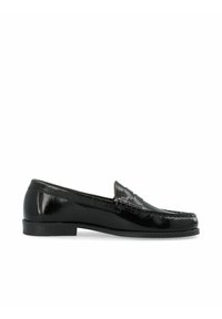 Sorte læder loafers med en skinnende finish, slip-on design og dekorativt bånd over fronten, med detaljeret syning og flad sål.