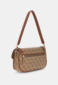 Beige handtas met patroon en een gebogen vorm, bruine leren accenten, een verstelbare schouderband en een voorvak met ritssluiting. Goudkleurige hardware.