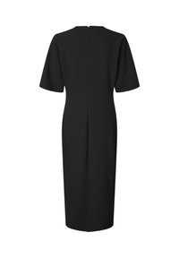 Robe noire longueur genoux avec manches courtes, coupe droite, et fermeture éclair au centre du dos. Tissu lisse et texturé sans motifs visibles.