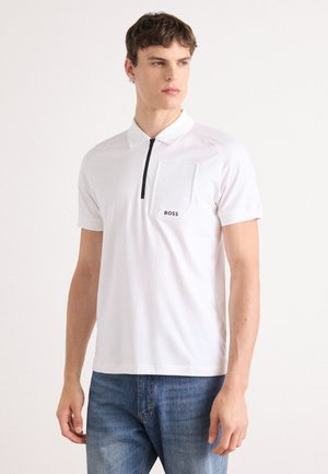 Weißes Polohemd mit kurzen Ärmeln, ausgestattet mit einem Halbreißverschluss und einer Tasche auf der linken Brustseite. Schwarze Akzente umfassen den Reißverschluss und das "BOSS"-Logo.