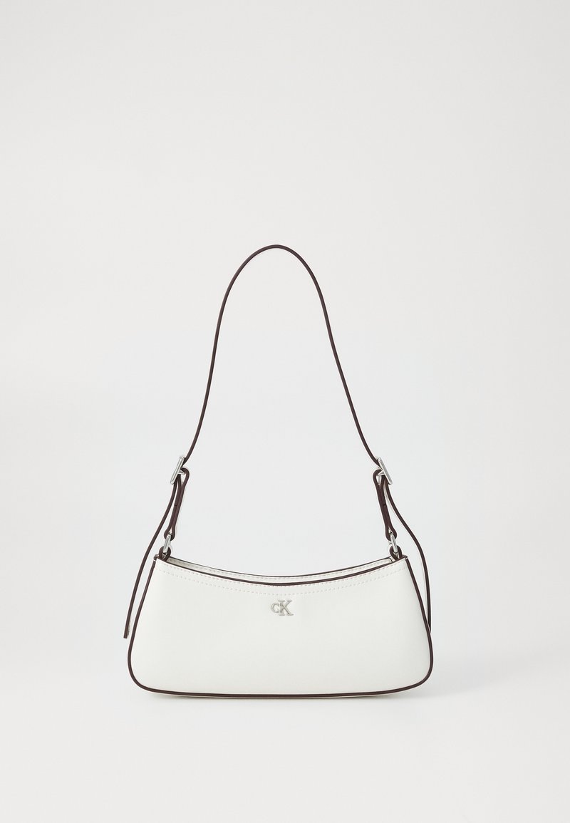 Petit sac à épaule blanc avec bordure noire et fine bandoulière réglable, avec un logo argenté "cK" à l'avant.