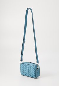 Geantă crossbody din piele matlasată albastră, cu formă rectangulară, închidere cu fermoar și curea ajustabilă. Suprafață texturată cu accente de model împletit.